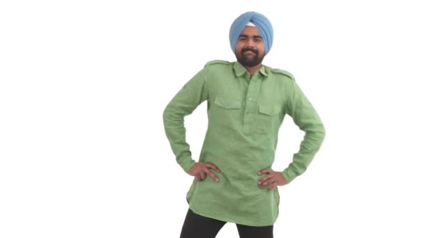 Omuz Dansı Yapan Komik Hintli Sakallı Adam Sallanan Omuzlar Mp4Ement — Stok video