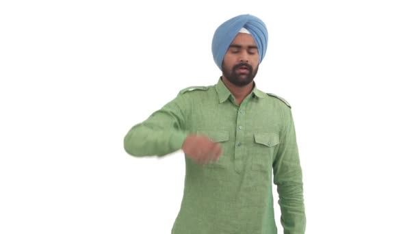 Moe Indiase Baard Man Veegt Zweet Van Zijn Voorhoofd Geïsoleerd — Stockvideo
