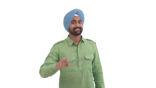 カメラでOkのジェスチャーを示す満足したインド人男性 キー記号 白地に隔離された — ストック動画