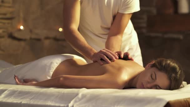 Vue Latérale Thérapeute Professionnel Effectuant Massage Pierre Cliente Procédure Soins — Video