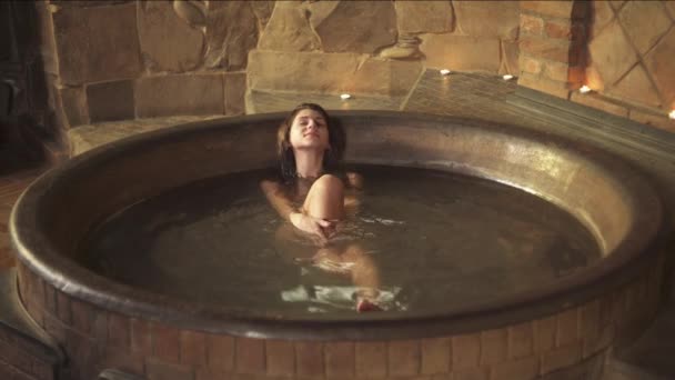 Frau Genießt Baht Mit Unterirdischem Natürlichem Heißem Wasser Badewanne Mit — Stockvideo