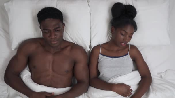 穿着睡衣躺在床上的非洲裔美国人夫妇的近照 开始拥抱和交谈 和解进程 — 图库视频影像