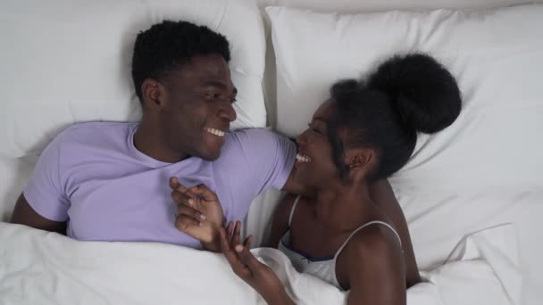 Portrait Rapproché Couple Afro Américain Couché Pyjama Commence Faire Des — Video