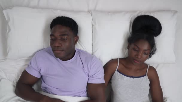 Yatakta Yatan Afrikalı Amerikalı Genç Çiftin Yakın Portresi Saldırgan Adam — Stok video