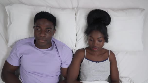 Gros Plan Portrait Jeunes Couples Noirs Querellés Couchés Lit Fille — Video