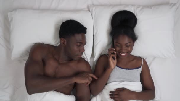 Краєвид Афро Американську Пару Лежить Ліжку Мужчина Пытаясь Получить Внимание — стокове відео