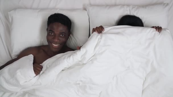 Vue Dessus Jeune Couple Noir Couché Lit Jouant Dans Jeu — Video