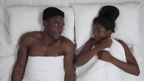 Közelkép Egy Afro Amerikai Párról Akik Pizsamában Fekszenek Ölelkeznek Beszélgetnek — Stock videók