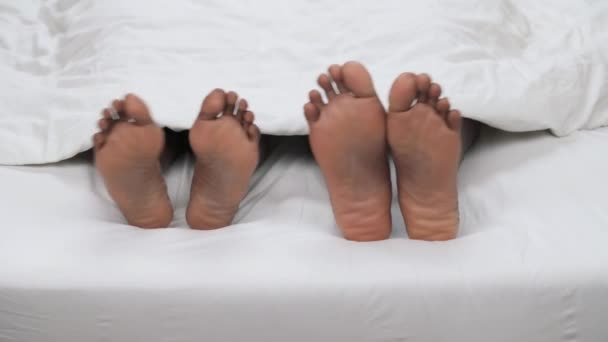 Чрезвычайно Близко Раскачивающихся Босых Ног Африканской Пары Лежащей Белым Одеялом — стоковое видео