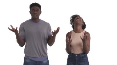 Kameraya uzanan çaresiz Afrikalı çiftin portresi neden diye soruyor? Beyaz arkaplanda izole