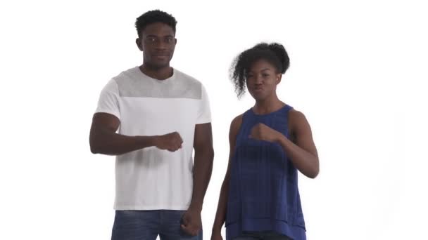 友好的黑人夫妇展示问候姿态的肖像 用张开的手掌和爆裂的手指碰了一下 因白人背景而被隔离 — 图库视频影像