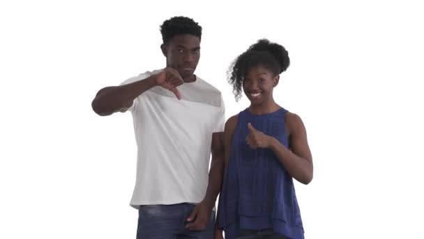 Retrato Jovem Casal Negro Expressando Emoções Opostas Menina Sorridente Mostrando — Vídeo de Stock