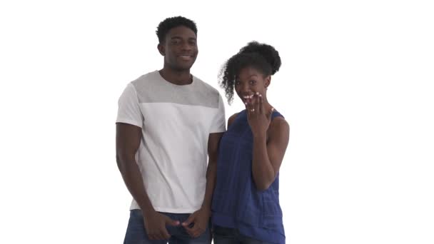 Porträtt Lyckliga Afrikanska Par Flicka Som Visar Ringfingret Med Vigselring — Stockvideo