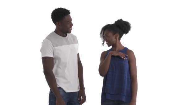 Beyaz Arka Planda Birbirine Gülümseyen Konuşan Şakacı Dokunan Siyah Çiftin — Stok video