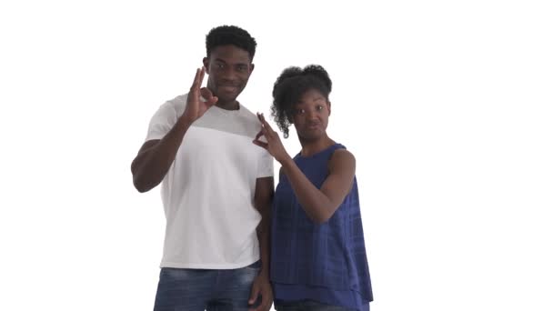 円の中に親指と人差し指をつなぐ若いアフリカ系アメリカ人のカップルの肖像画と 白い背景に孤立した正しい兆候を示す別の指をまっすぐ保持 — ストック動画