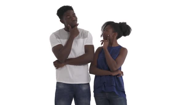 Retrato Casal Negro Duvidoso Juntos Mostrando Gesto Acariciar Queixo Discutindo — Vídeo de Stock