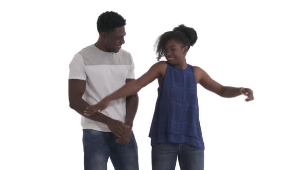 Retrato Divertimento Africano Casal Dançando Apresentando Engraçado Dança Mp4Es Mão — Vídeo de Stock