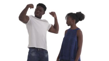 Beyaz arka planda izole edilmiş Afrikalı bir kıza kaslarını gösteren kendini beğenmiş zenci portresi.