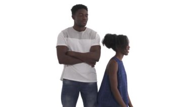 Tedirgin olmayan siyahi bir adamın portresi ve seksi Afrikalı kız arkadaşının beyaz arka planda izole bir şekilde aşağıya inerken çekilmiş seksi dans videosu.