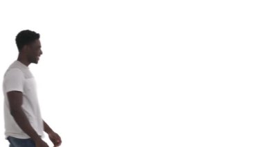 Siyahi yakışıklı adamın Afrikalı güzel kız arkadaşıyla tanışmasının yan görüntüsü. Kız adamın üstüne atlıyor ve beyaz arka planda sıkıca sarılıyor.