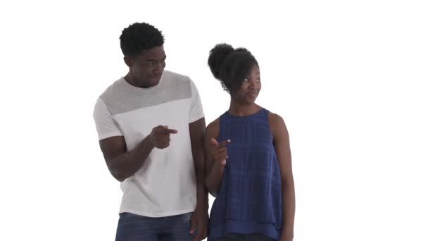 带着微笑的非洲夫妇的画像 他们用食指指向右边 点点头 背景为白色 有一个复制空间 — 图库视频影像