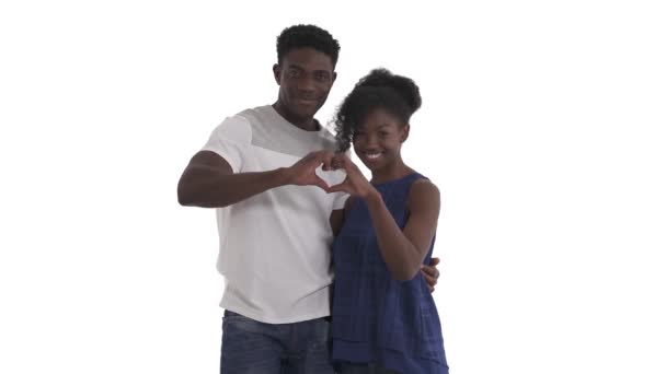 Retrato Abraçar Casal Negro Fazendo Juntos Gesto Coração Mão Por — Vídeo de Stock