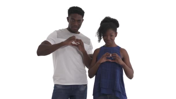 Retrato Casal Afro Americano Sorridente Formando Forma Coração Usando Dedos — Vídeo de Stock