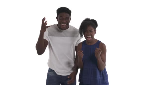 Porträtt Glada Afrikanska Par Som Uttrycker Glädje Och Entusiasm Våldsamt — Stockvideo