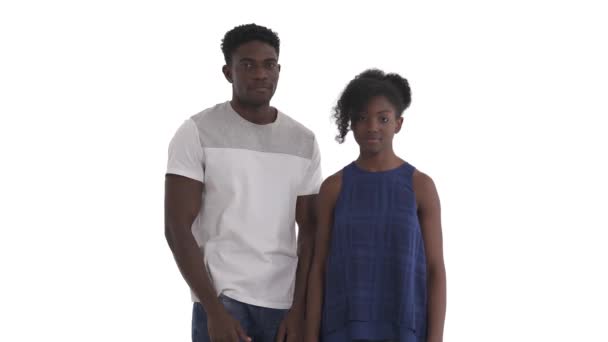 若いアフリカのカップルの肖像画は 一方が上を指していると白の背景に隔離されたT字型にそれの上に平らな位置を作り タイムアウトのジェスチャーを示しています — ストック動画