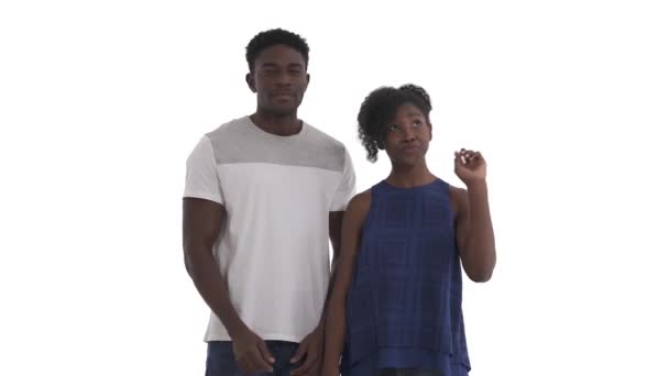 Portrait Couple Noir Réfléchissant Pointant Index Vers Haut Signification Viennent — Video