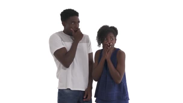 恐惧的黑人夫妇的画像害怕指向右边 害怕地合上脸 女孩试图躲在被白色背景隔离的男人后面 人类情感概念 — 图库视频影像