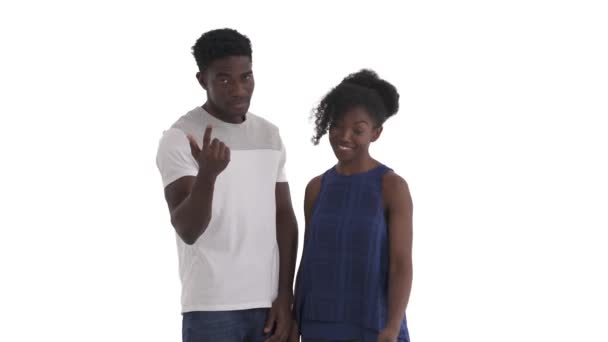 友好的非洲夫妇的画像 带着白色背景中孤立的手指矢量来到这里 — 图库视频影像
