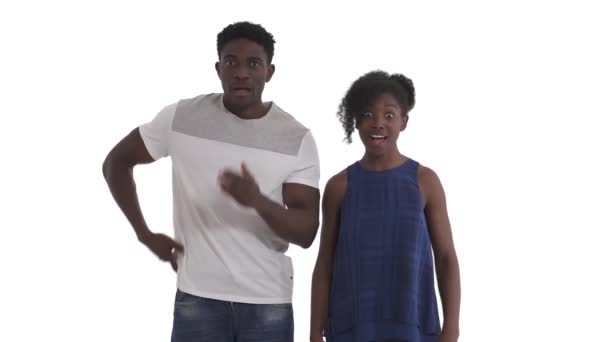 Portrét Mletí Černošky Pár Dlaní Úst Rukou Pase Vychování Vyjadřující — Stock video