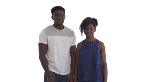Porträtt Unga Afroamerikanska Par Som Pekar Mot Kameran Med Godkännande — Stockvideo