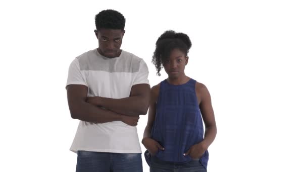 Unga Afrikanska Par Står Tillsammans Och Tittar Ner Med Skyldig — Stockvideo