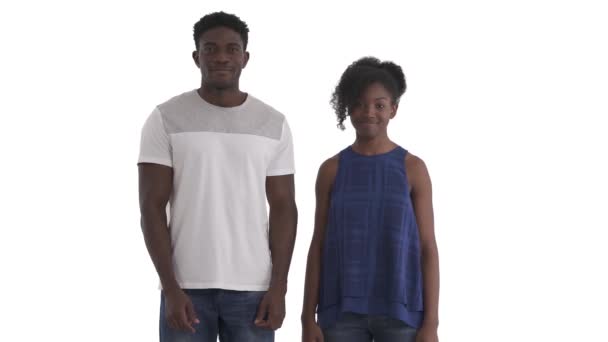 Porträtt Attraktivt Afrikanskt Par Som Bugar Sig Sänka Bålen Riktning — Stockvideo