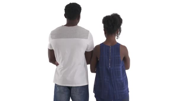 白い背景に隔離されたと呼ばれるかのように肩を振り返っている若い黒人のカップルのバックビュー — ストック動画
