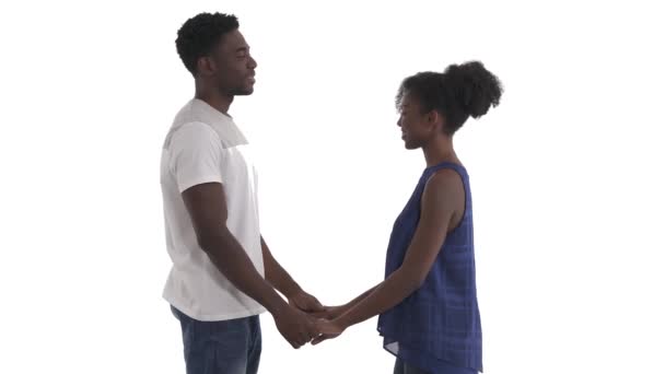 Birbirine Aşık Genç Siyahi Çiftin Beyaz Arka Planda Ele Tutuşup — Stok video