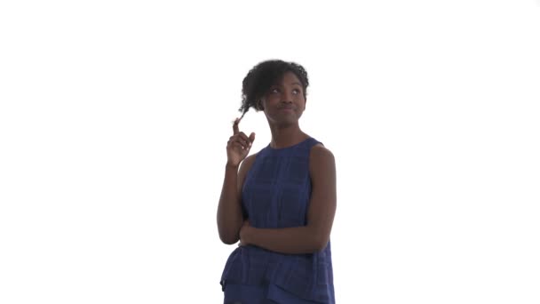 Retrato Una Chica Negra Coqueta Jugando Con Rizo Retorciéndola Alrededor — Vídeo de stock