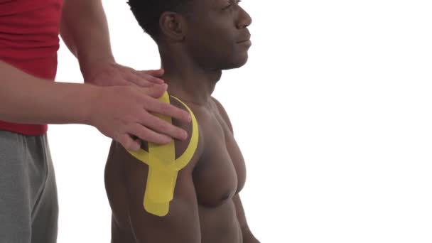 Widok Bliska Terapeutę Żółtą Taśmą Atletycznego Pacjenta Rannego Ramię Leczenie — Wideo stockowe