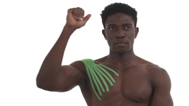 Widok Przodu Afro Amerykańskiego Sportowca Mp4 Ramieniu Uszkodzone Leczenie Barku — Wideo stockowe