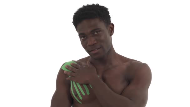 Widok Przodu Afro Amerykańskiego Męskiego Sportowca Robiącego Okrągłe Mp4Ements Ramienia — Wideo stockowe