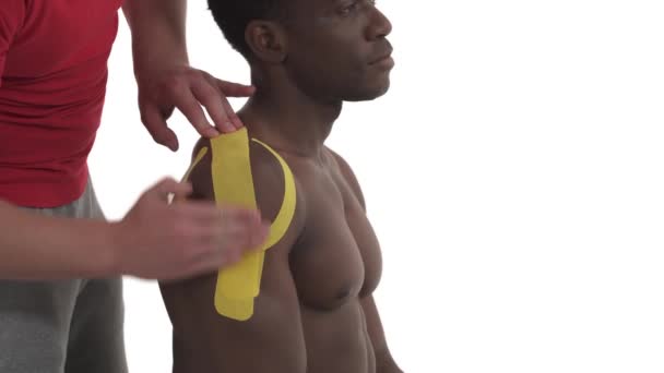Κινησιολογία Θεραπεία Μαγνητοσκόπησης Κίτρινη Ταινία Στον Τραυματισμένο Ώμο Του Άνδρα — Αρχείο Βίντεο