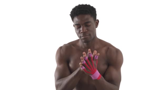 Vooraanzicht Van Afrikaanse Sportman Kijken Naar Zijn Handen Wrijven Handpalmen — Stockvideo