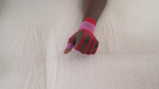 Крупный План Африканской Руки Спортсмена Мужчина Подтягивает Кулак Расслабляет Руку — стоковое видео