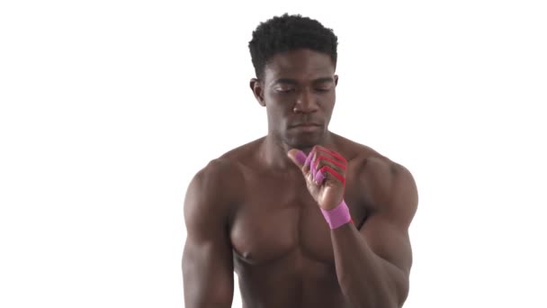 Widok Przodu Afrykańskiego Sportowca Mp4Ing Palce Pokazuje Kciuk Górę Podczas — Wideo stockowe