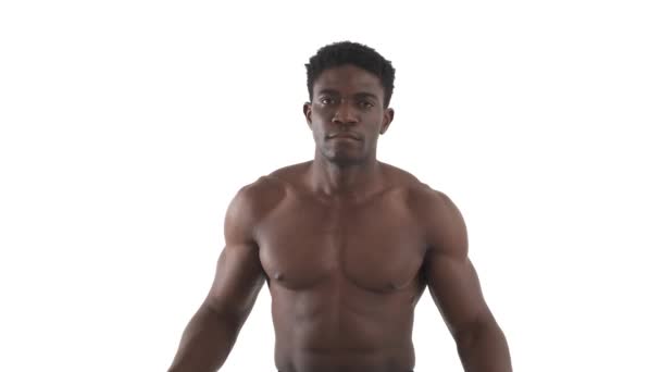 Pandangan Depan Olahragawan Afrika Mengangkat Tangan Menunjukkan Memompa Otot Bisep — Stok Video