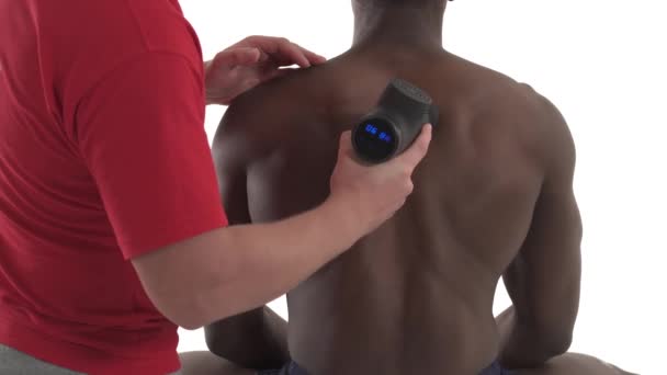 Närbild Terapeut Som Behandlar Skadade Ryggmuskler Afrikansk Idrottsman Massagepistol Användning — Stockvideo