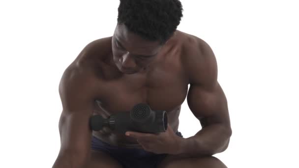Close Van Een Professionele Afrikaanse Sportman Die Zijn Gewonde Bicepspier — Stockvideo