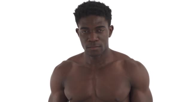 Közelkép Egy Agresszív Afro Amerikai Sportolóról Aki Bokszkesztyűben Gyakorolja Ütést — Stock videók